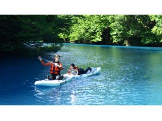 自由度NO1のSUPで四万湖をクルージング!