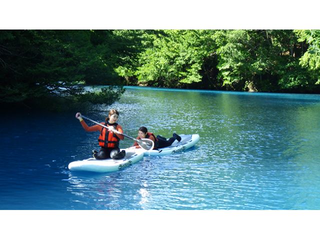 自由度NO1のSUPで四万湖をクルージング!