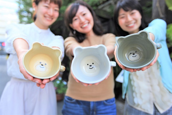 大阪・梅田】クマさん・ネコさんマグカップの絵付け陶芸体験☆オリジナルマグで毎日を楽しく♪お一人様・女性同士・カップル・ファミリーに/ゆう工房＆Cafeゆう  大阪梅田店 ☆陶芸・銀アクセ・ガラス工芸 - じゃらん遊び体験 【大倉陶園 和紙でラッピング】 熊猫親子演技物語 マグ (小川の出会い)