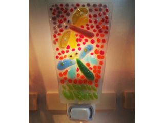 ガラスの枠の上に小さなガラスを絵を描くように載せて、足元ランプを作ります