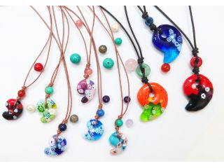 作る人の好みや選ぶガラスで、出来上がりの作品は個性豊かです。お好みで天然石やメタルのオプションパーツを追加されると、より素敵になりますよ。