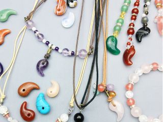 天然石の勾玉を選んで、ネックレス、ブレスレット、ストラップのお好きなアクセサリーを作ります。