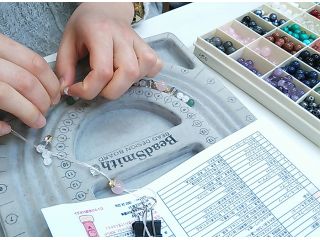 誕生石で選んだり、色や効能で選んだら、順番を決めてゴムに通して行きます。