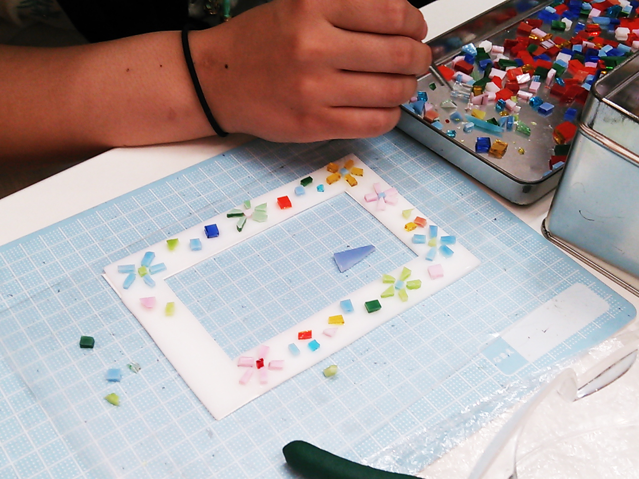 t[̘g̏ɃJbgKXzuāAfUC܂Еt܂B