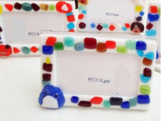 ガラスの枠の上に小さなガラスを絵を描くように載せて、思い出の一枚を飾るフォトフレームを作ります。