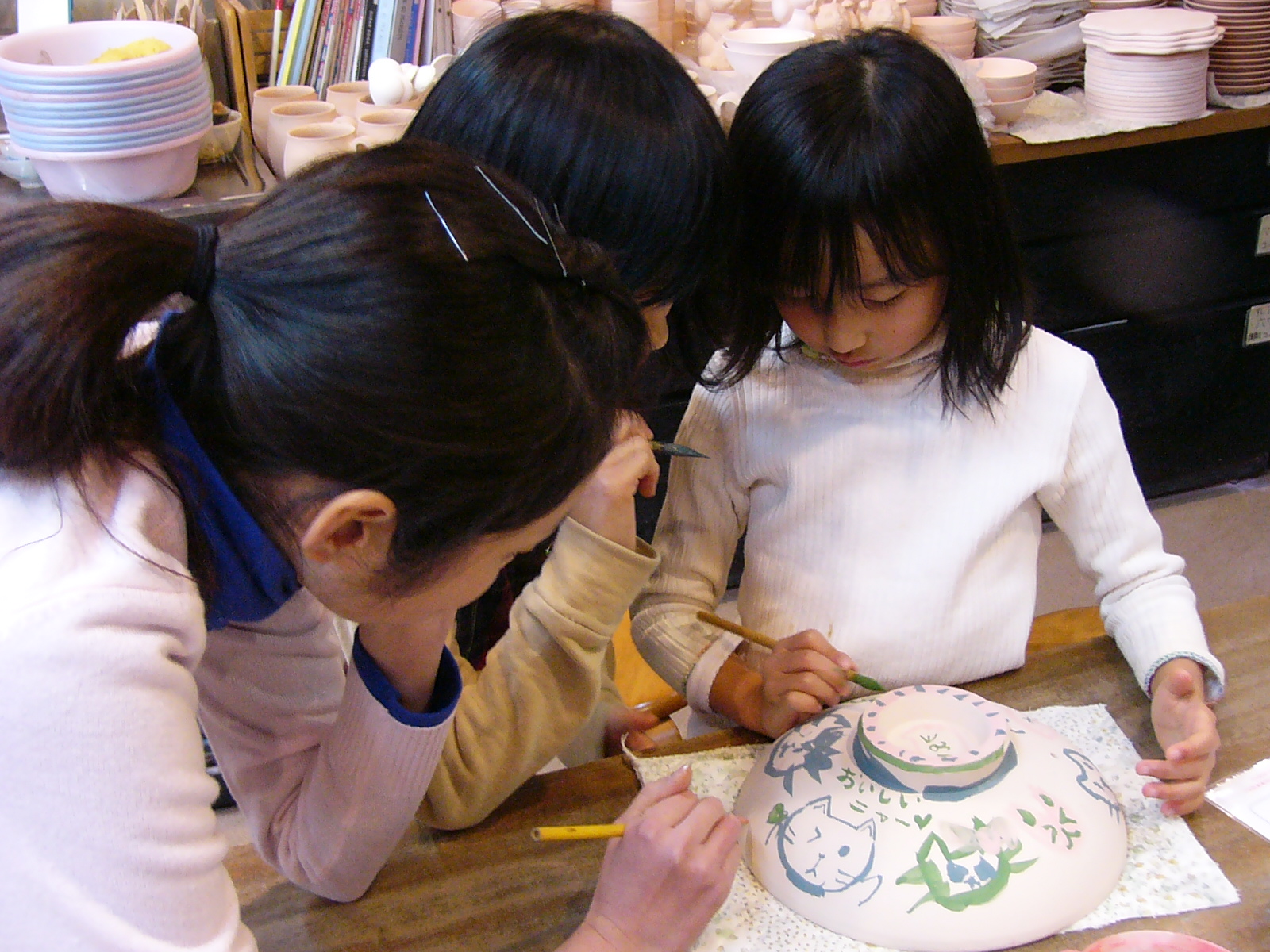 有田焼 土鍋 Ih対応 に絵付け体験 所要時間40 60分 有田焼のデパート 株丸兄商社内 敏右エ門窯 じゃらん遊び体験