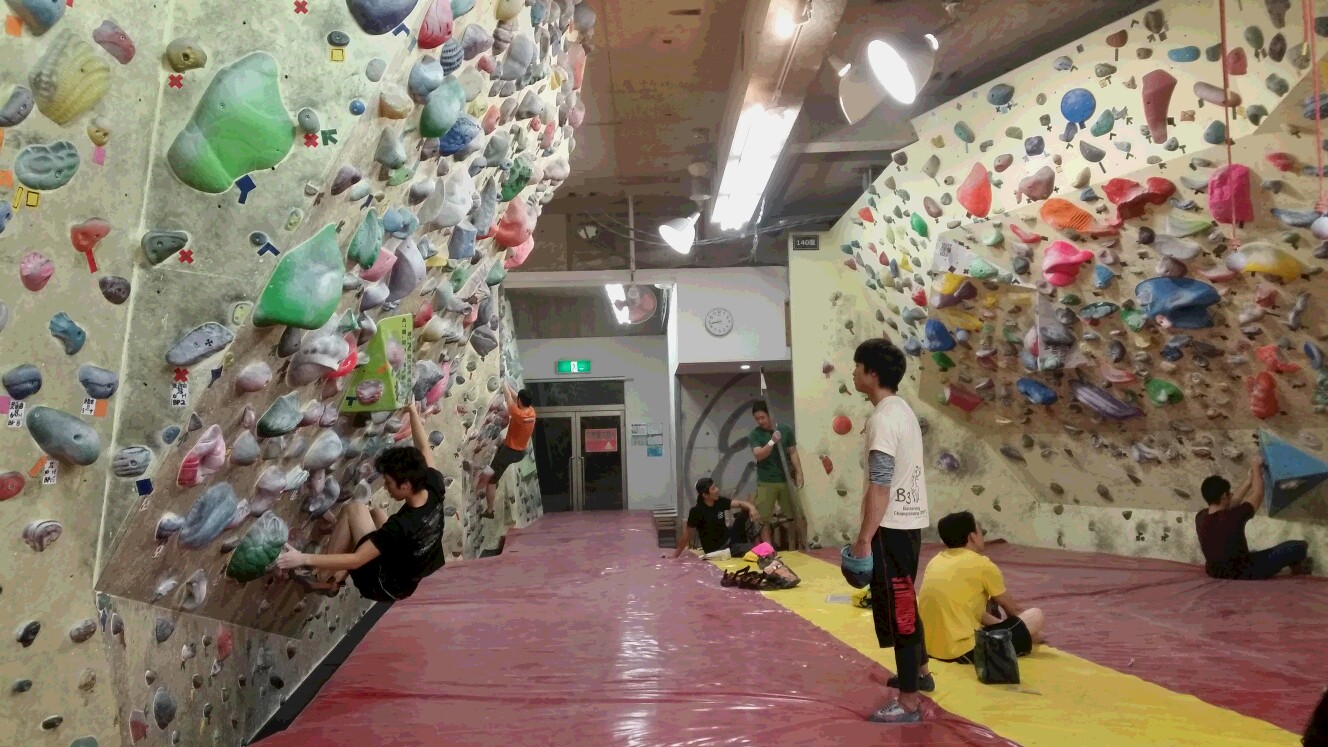 店内は明るい雰囲気でワイワイ楽しみましょう!