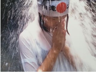 白瀧 滝行体験 白衣または紺色の作務衣のどちらか選べます。