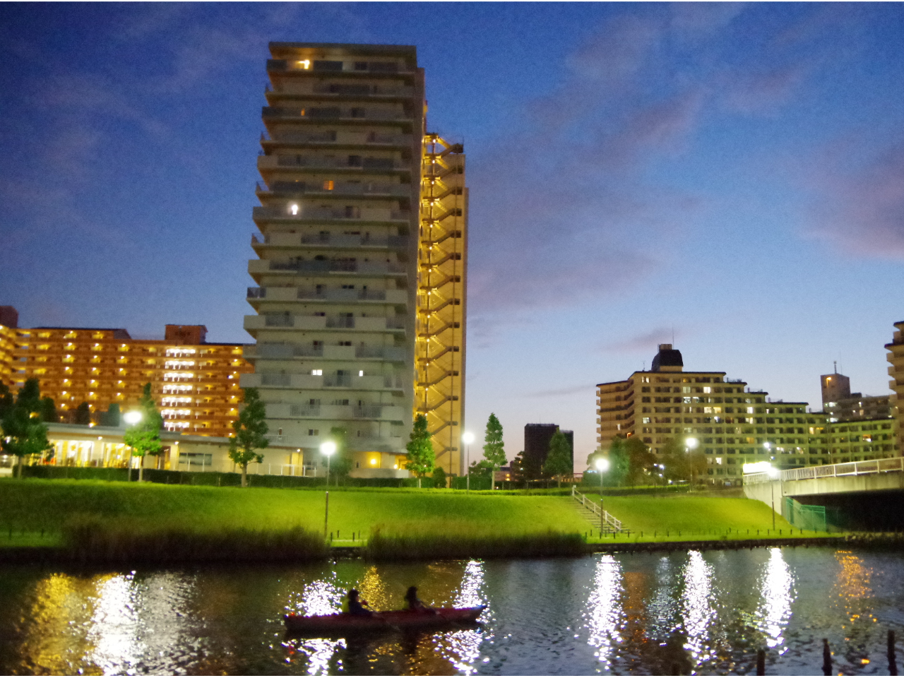 東京水路を漕ぎ進みます。