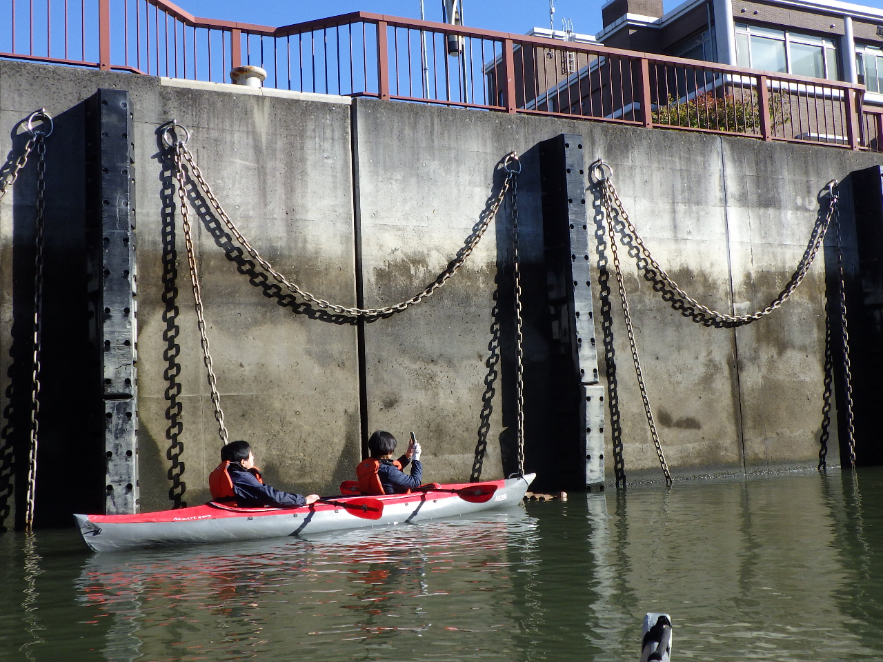 水のエレベーターを体験中