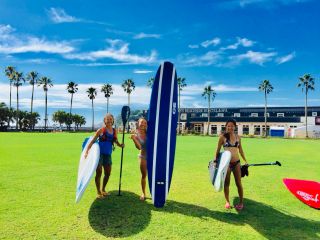 いつもは本格的にサーフィンを教えている会社が、夏限定で打ち出す、サーフィンの遊び体験です。