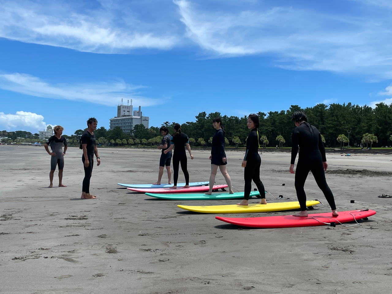 ̏ォ烉bVK[hi^āj܂́A^̃EFbgX[cɒւĊCցBŃN`[󂯂܂BbX͏lBCg1lɂA3l܂łłB