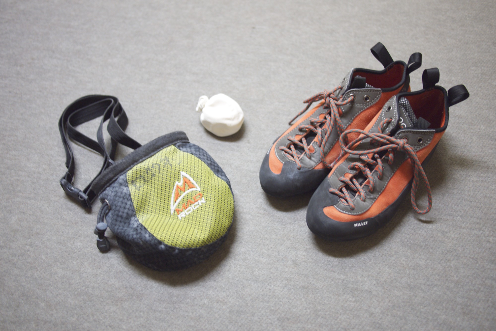 ボルダリングには、専用のクライミングシューズとチョークバッグがレンタルされます。レンタルシューズを履くので、靴下を持ってきてください。