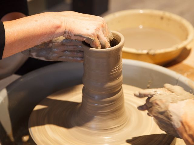 粘土を丁寧に形作っていきます♪