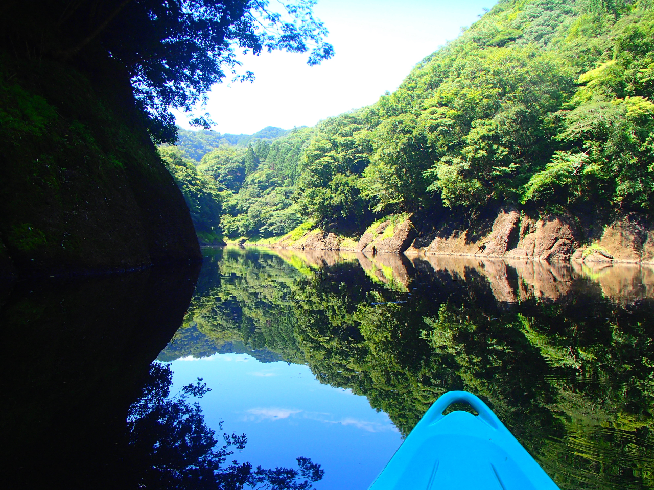 風が吹かない日は湖面が鏡のように反射して、不思議な世界に舞い込んだようです。