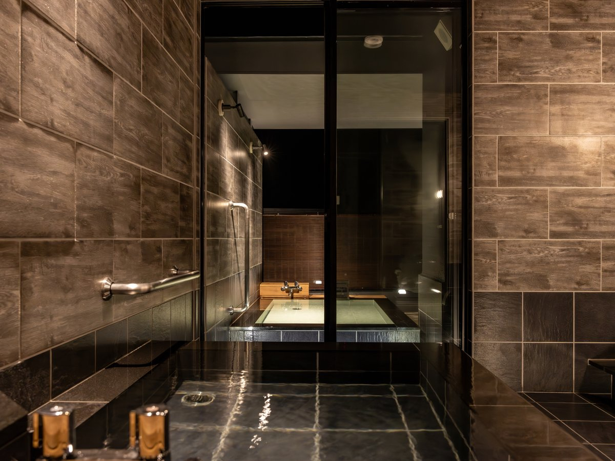 新館・貸切風呂『可惜夜 - atarayo -』落ち着いた夜をイメージした黒御影石とタイルの露天風呂と内風呂。