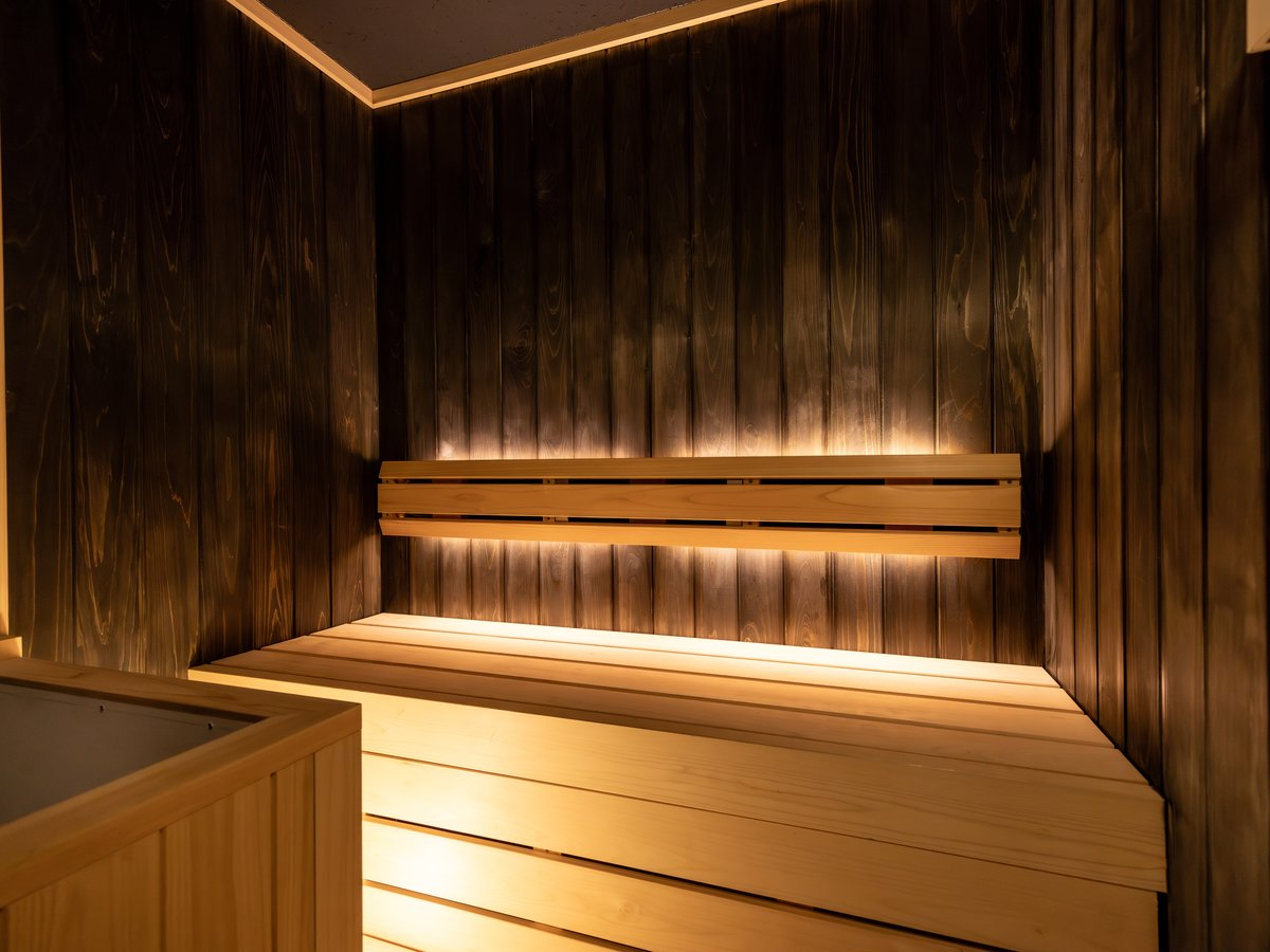 新館・貸切サウナ『白夜 - byakuya -』海風と広めの露天水風呂で整える、癒しのサウナ。