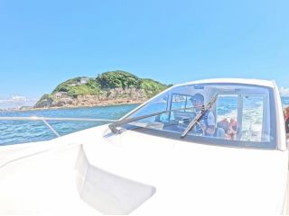 観光名所の江の島から出航!烏帽子岩や富士山を見ながら航行します!海鳥やトビウオ、運が良ければイルカもみれるかも!?