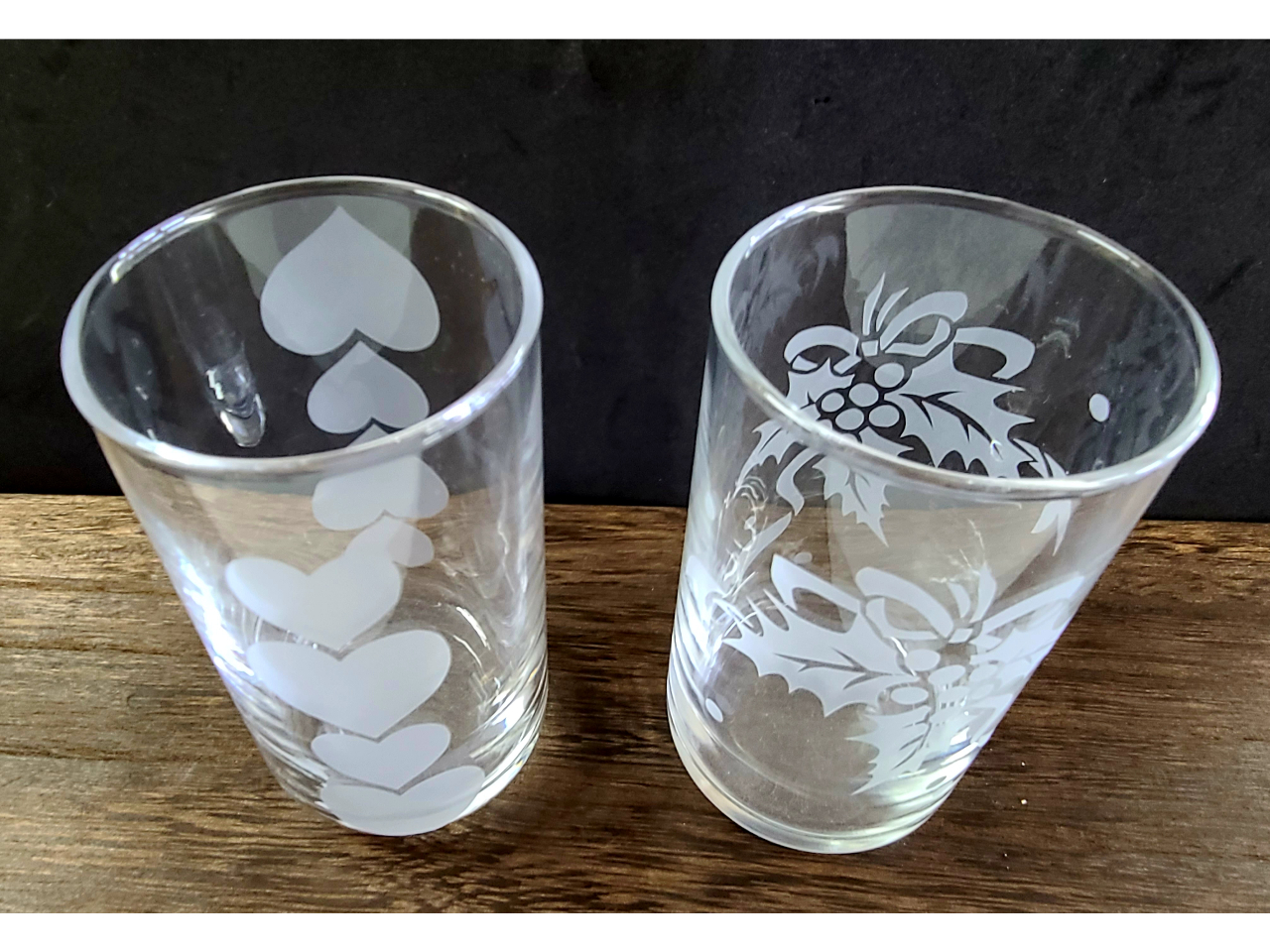 透明グラスは柄が白く曇ります。