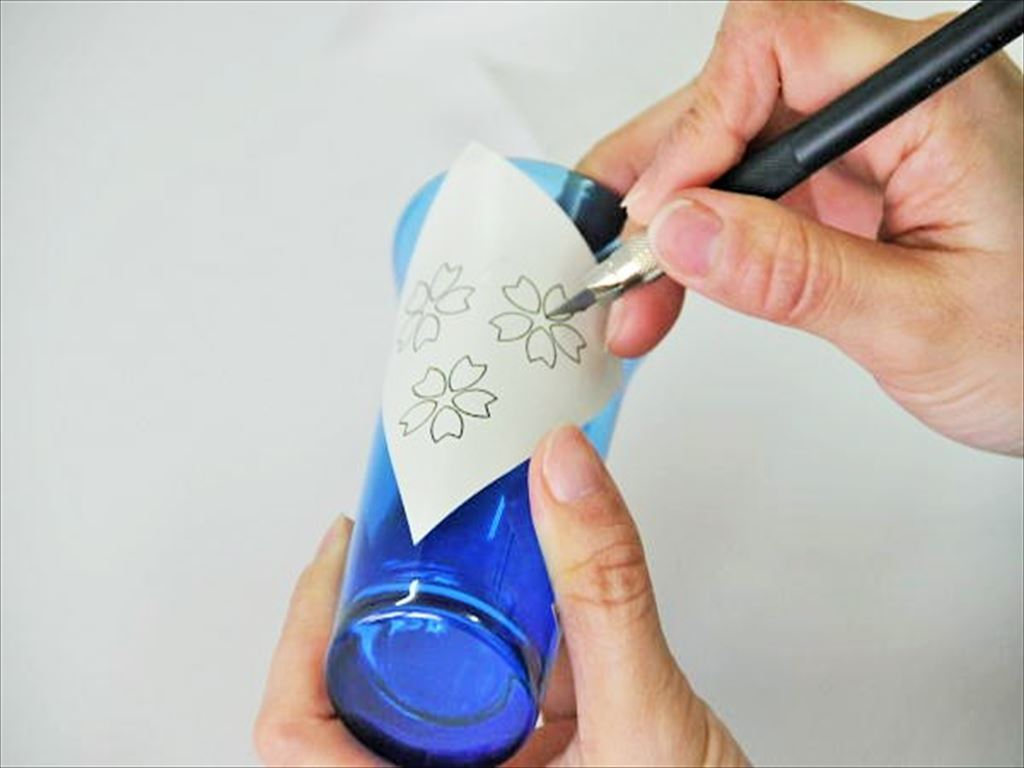 選んだ柄をカッターナイフでカットしていきます。