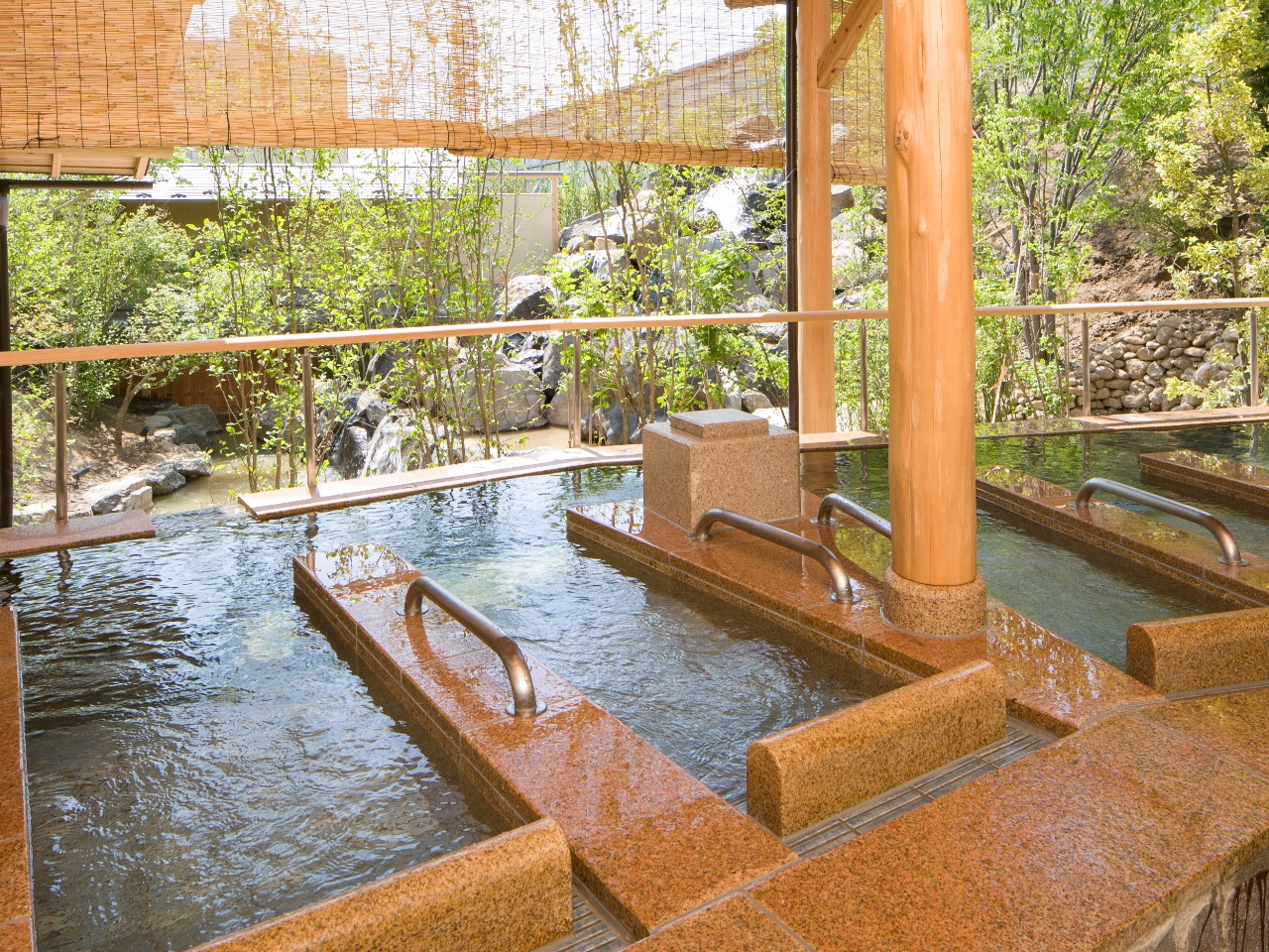 花ももの湯露天(寝ころびの湯)イメージ