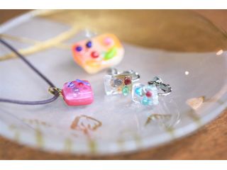 地域共通クーポン対象 東京 新橋駅 徒歩5分 平日なら10 Off 90円 1870円 で手作りできるガラスアクセサリー きっかけガラス 工芸一日体験 フュージングガラスでキラキラアクセ ゆう工房 東京銀座教室 陶芸 銀アクセ ガラス工芸 じゃらん遊び体験 地域共通クーポン対象 東京 新橋駅 徒歩5分 平日なら10 Off 90円 1870円 で手作りできるガラスアクセサリー きっかけガラス 工芸一日体験 フュージングガラスでキラキラアクセ ゆう工房 東京銀座教室 陶芸 銀アクセ ガラス工芸 じゃらん遊び体験