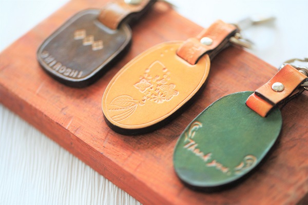 レザークラフト一日体験 バングル キーホルダーを手作りするセンスup体験 お一人様 女性同士 カップル ファミリーに ゆう工房 東京銀座教室 陶芸 銀アクセ ガラス工芸 じゃらん遊び体験 レザークラフト一日体験 バングル キーホルダーを手作りするセンスup体験 お一人様 女性同士 カップル ファミリーに ゆう工房 東京銀座教室 陶芸 銀アクセ ガラス工芸 じゃらん遊び体験