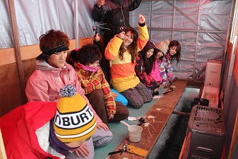 テントの他にお手製の小屋を用意しています。氷上でも寒くないのが魅力☆