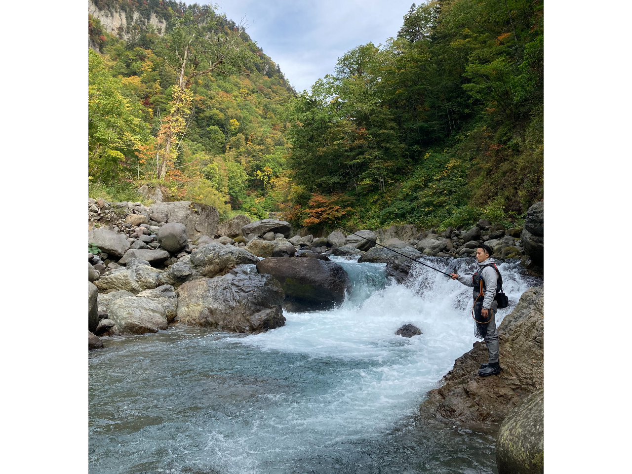 秋の紅葉を背景に、、、 お客様のレベルに合わせて釣り場を選択致します。