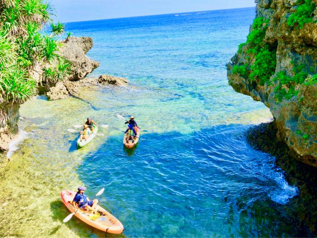 海岸線を冒険的に青の洞窟へアプローチします!まさに冒険!