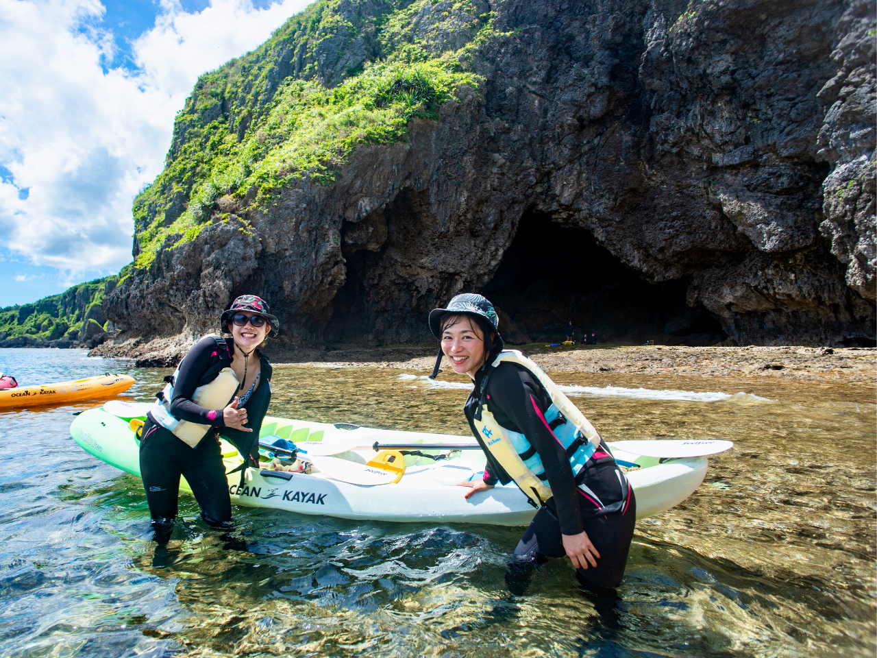 大きな洞窟に到着したら、ちょっと休憩ティータイム。いよいよ青の洞窟へ!