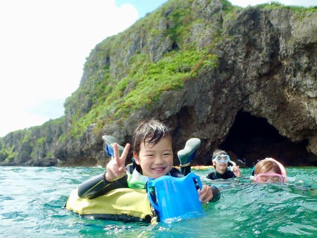 小さいお子様はフロートの上に乗って水中スコープで海を覗くこともできます!