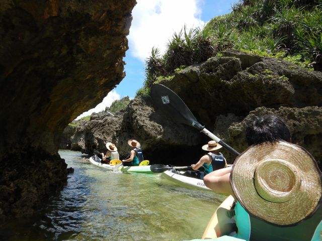 海が穏やかなら、岸沿いをギリギリで漕いで行きます。まるでどこかのアトラクションですね!