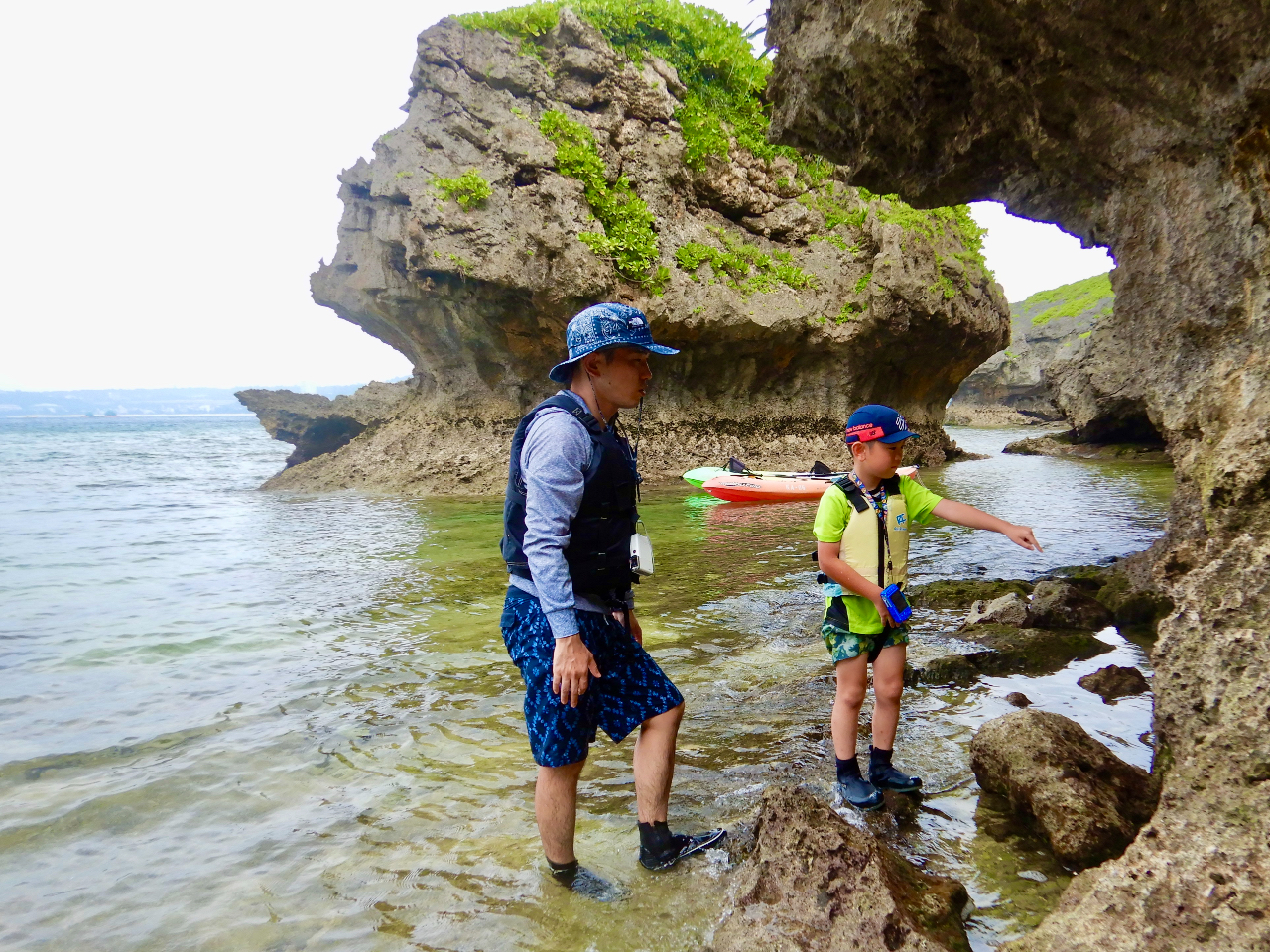 上陸してちょっと休憩したら、岩場の海岸線を探検しましょう。いろんな生物に出会うことができますよ!