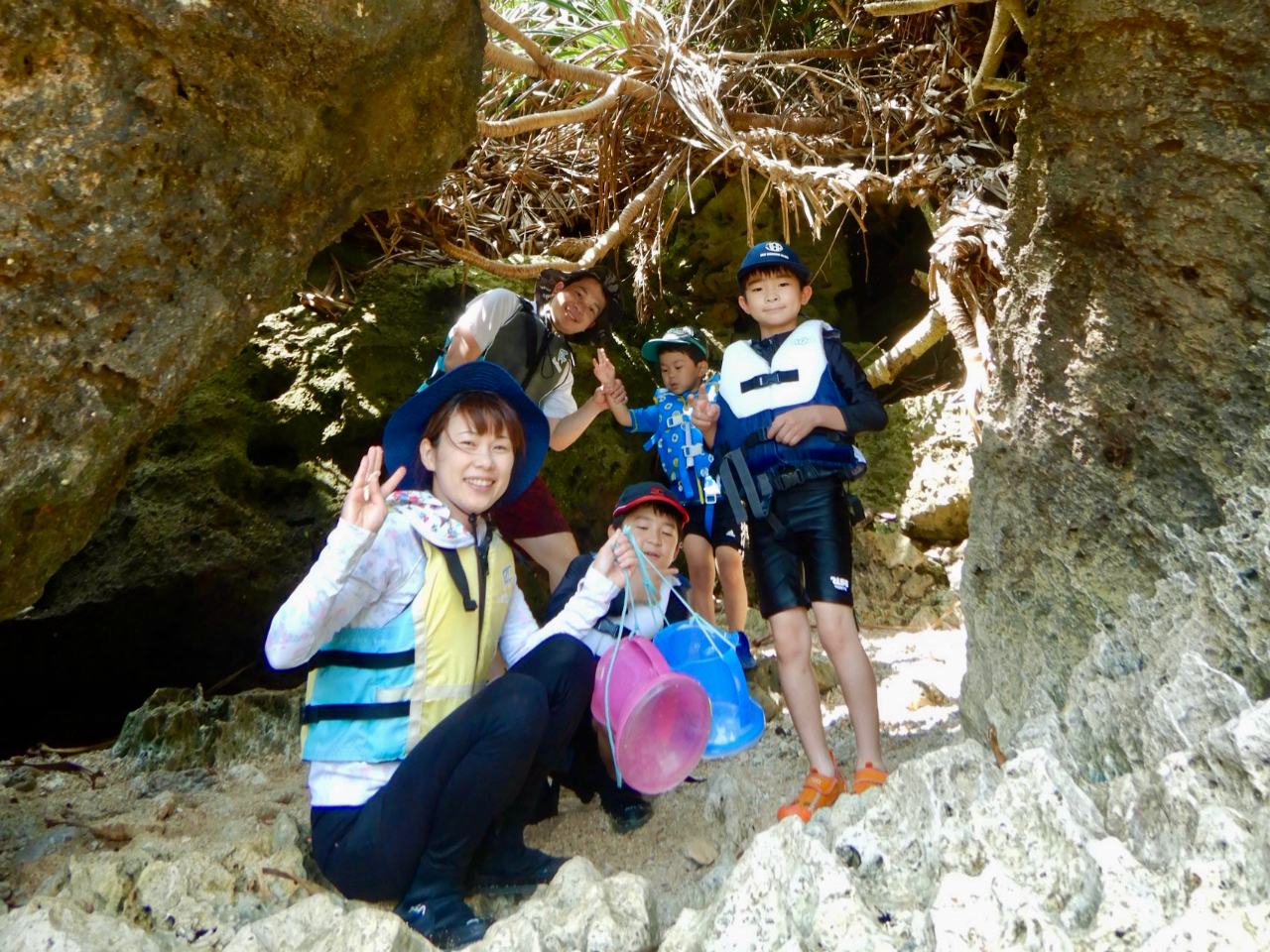 岩と岩の間を冒険する事もできます。ドキドキワクワク!