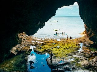 海のコンディションが良ければ、大洞窟に上陸することが出来ます。ここで一息ティータイムです。