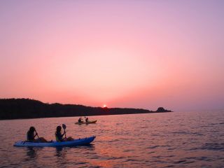 カヤックに乗ってのんびり沈む夕日を海の上から眺めましょう!