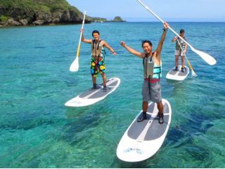 サンゴ礁の上でSUPを体験しよう!