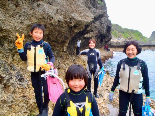 岩場を歩いてアプローチします!