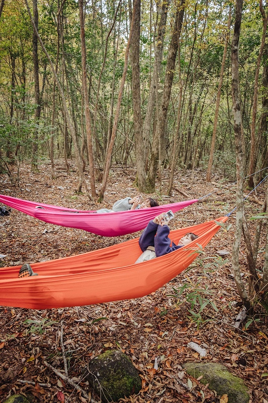 ハンモックに揺られながら思い思いに過ごそう