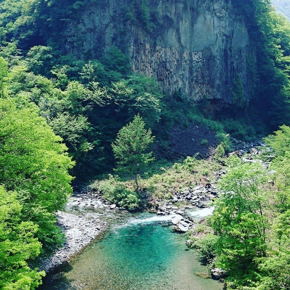 新緑美しい巌立は水の色も美しい!