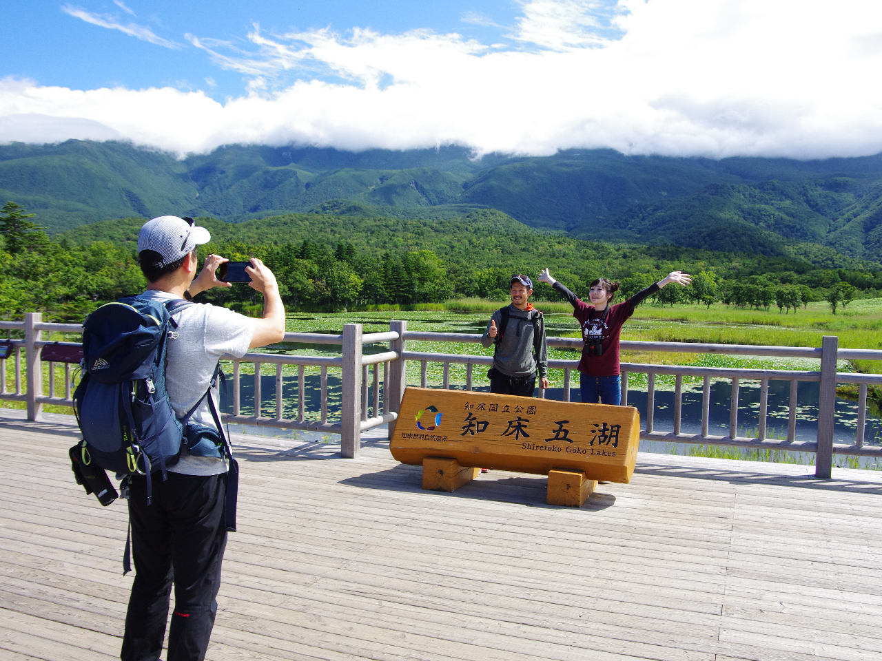 全ての湖を周り高架木道へ上がります。連山をバックに記念撮影!