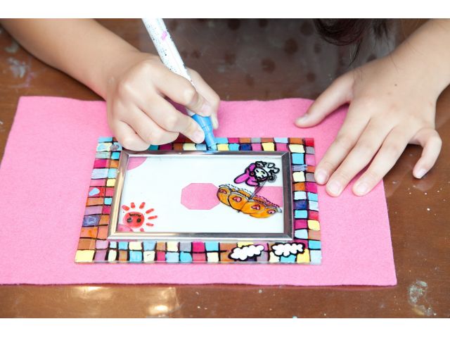 ガラスにペンキタイプのマジックで絵や文字を描きます。お絵かき感覚でできるので、小さなお子様にも大人気の体験です。※作品は当日お持ち帰りいただけます