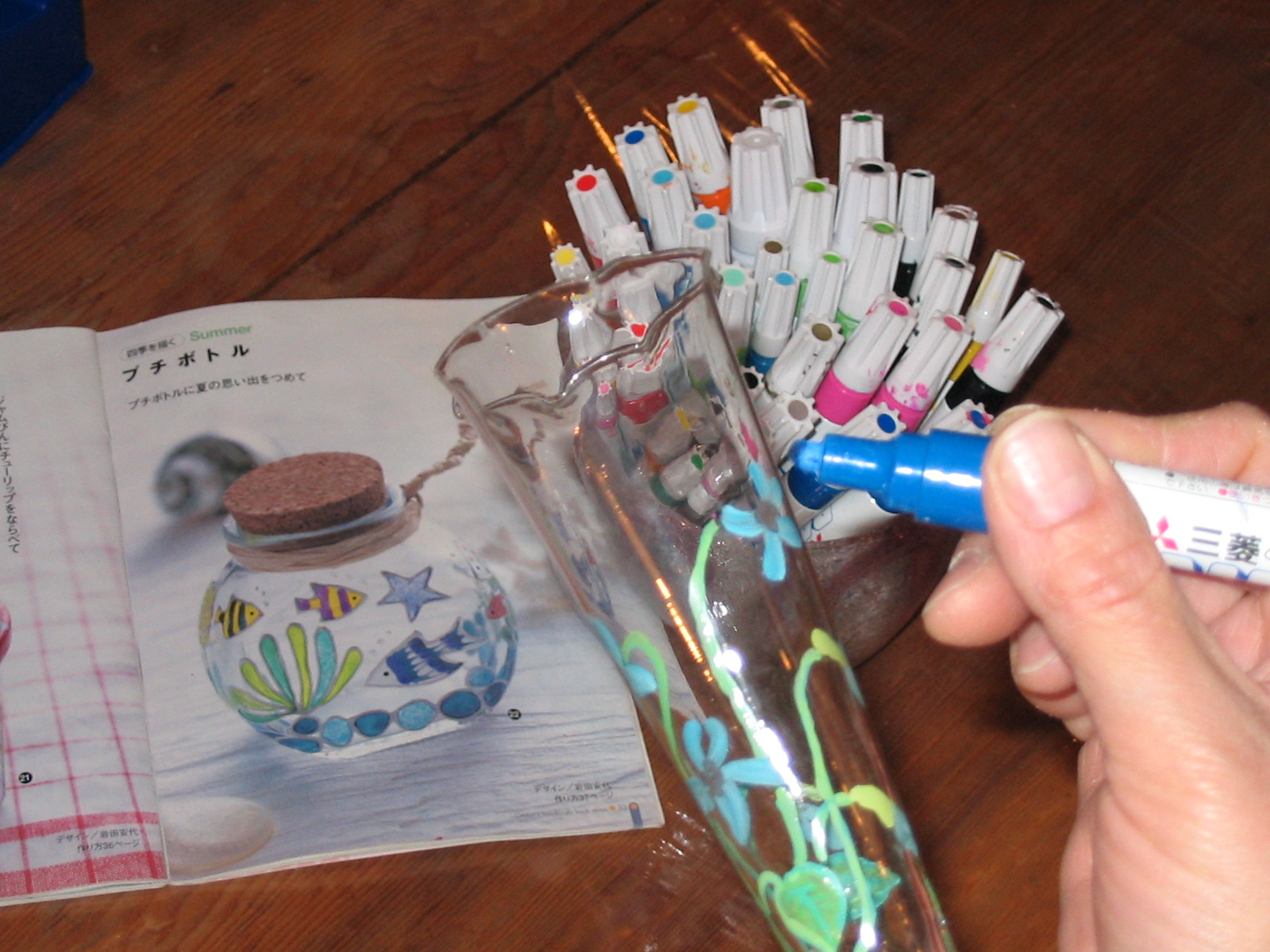 ビンや写真立て、小物入れなどにお絵かき感覚でできるので、小さなお子様にも大人気の体験です。※作品は当日お持ち帰りいただけます