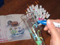 ビンや写真立て、小物入れなどにお絵かき感覚でできるので、小さなお子様にも大人気の体験です。※作品は当日お持ち帰りいただけます