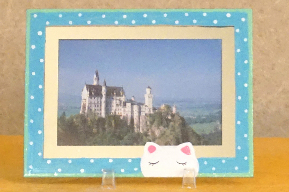 写真たてのフチにカラフルな絵をかいて、月岡温泉の旅の思い出の写真を入れて飾るのもいいですね。