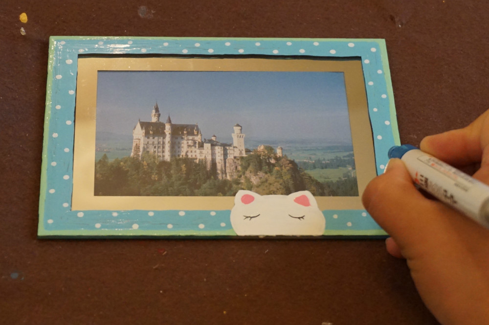 マジックタイプのペンキで絵を描いていくので、乾いたところから、重ね塗りもOK!