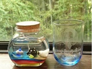 キャンドル体験は器・芯・砂・貝殻が基本料金に含まれていてミニチュア3つを飾って作ります。ケンマ体験ではグラスや写真立て、ワイングラスなどに削り入れをします!