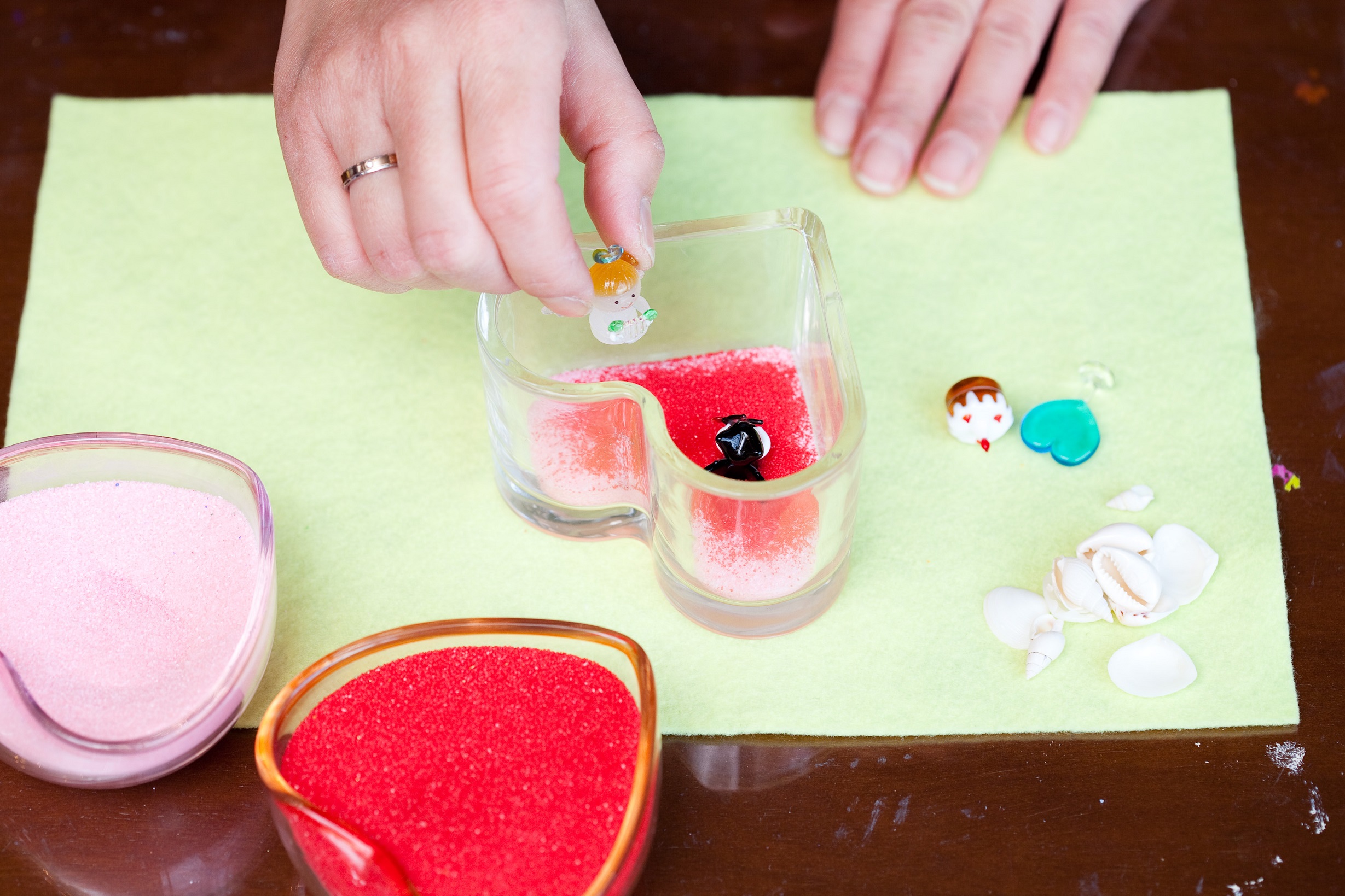 KX̊ɃJ[Th~āADȃKX̃~j`AׂĂBX^btME𗬂܂̂ŁA30ɂnł܂B