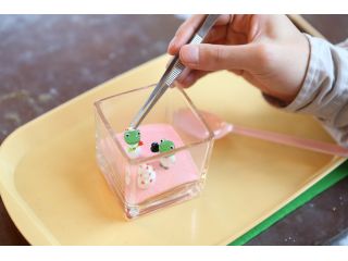 ガラスの器にカラーサンドを敷いて、お好きなガラスのミニチュアを並べてください。スタッフが熱いロウを流しいれますので、30分後にお渡しできます。